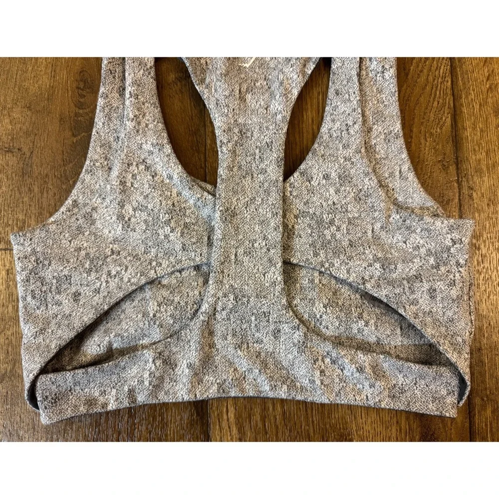 GymShark‎ Womens Sports Bra Medium Dry Management Gray Discontinued Ladies Top